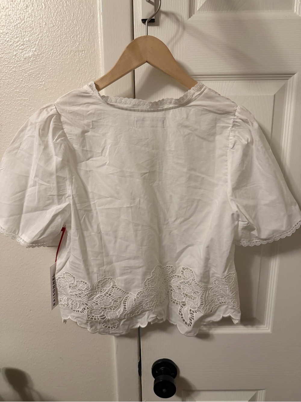 NWT EMBROIDERED SCALLOP HEM PUFF SLEEVE BLOUSE - WHITE, Medium - Picture 4 of 5